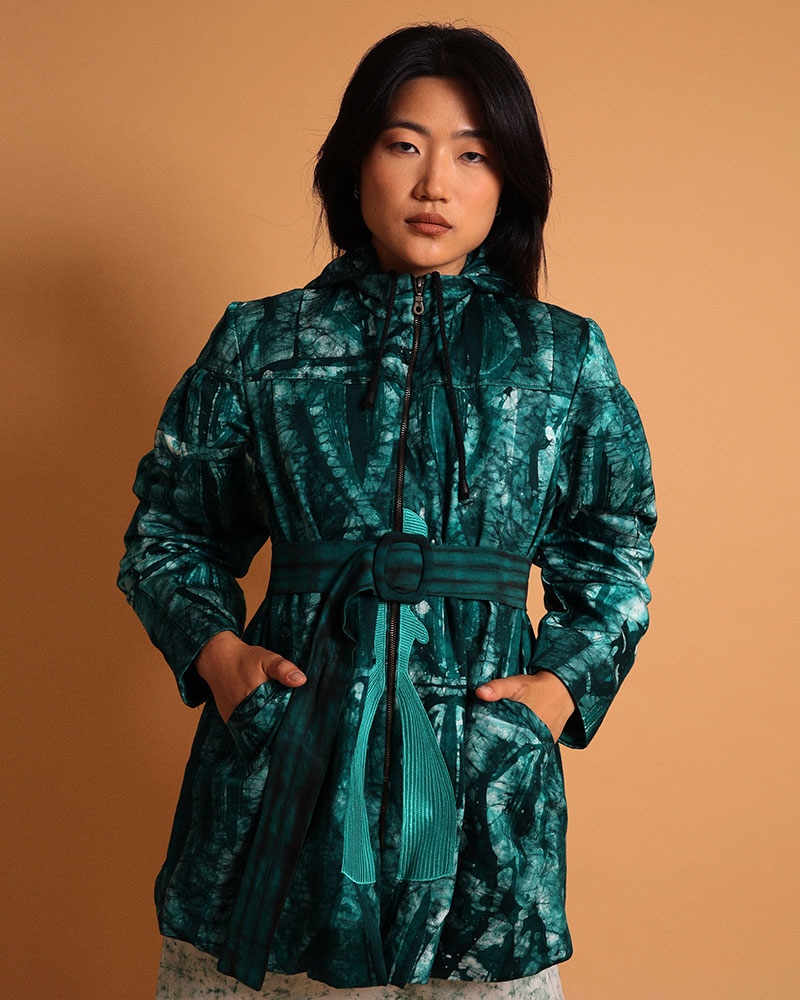 Manteau vert à capuche avec ceinture pour femme - Kroskel et son manteau de luxe pour femme